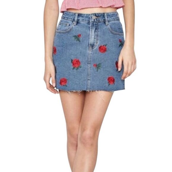 Pacsun Red Rose Embroidered Denim Jean Mini Skirt Raw Hem Size 28 Y2K - Picture 1 of 11